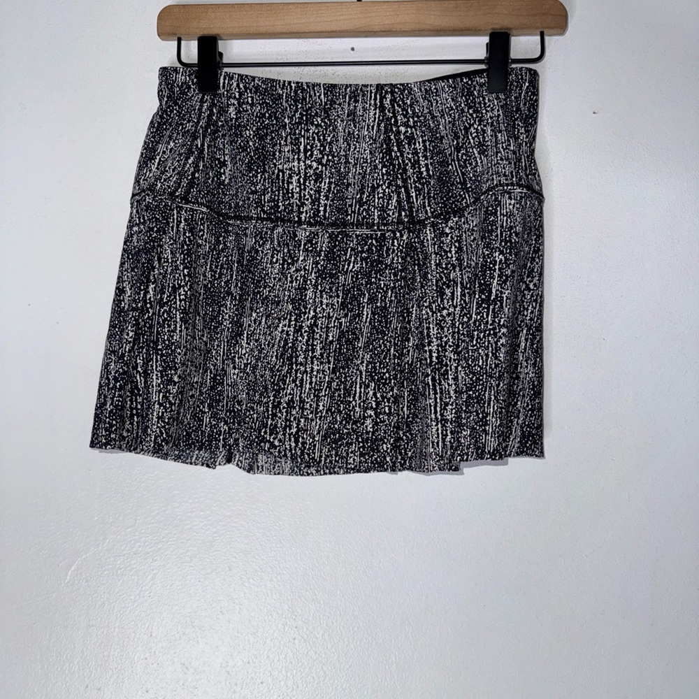 LULULEMON BLACK WHITE STRETCHY PULL‎ - ON POCKETS PLEATED SKIRT / SHORTS SIZE 4